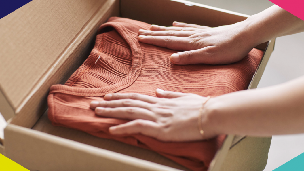 Packing_clothes_for_shipping.png